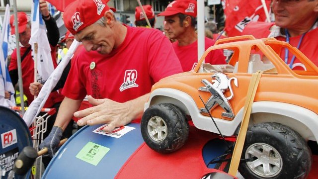 <p>
	Служител на&nbsp; PSA Peugeot Citroen по време на протест за бъдещето на концерна миналата седмица.<em> Снимка: Ройтерс</em></p>
