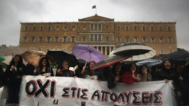 <p style="text-align: justify;">
	Лошото време не попречи на гърците за пореден път да изразят недоволството си. <em>Снимка: Ройтерс</em></p>
