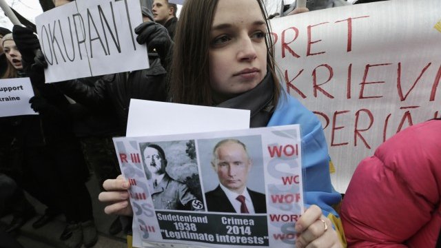 <p>
	Протест срещу анексирането на Крим пред украинското посолство в Рига. <em>Снимка: Ройтерс</em></p>
