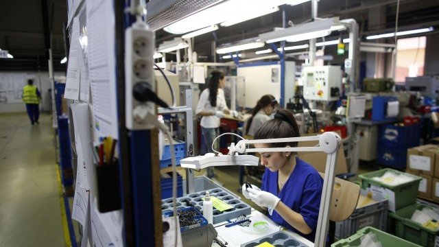 <p style="margin-bottom: 0cm">
	Служители в завода на Witte Automotive в Русе. <em>Снимка: Ройтерс</em></p>
