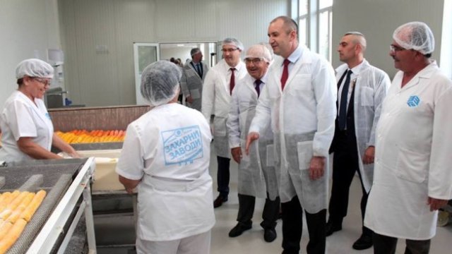 <p>
	Президентът Румен Радев на посещение в завода.<em> Снимка: &quot;Захарни заводи&quot; АД</em></p>
