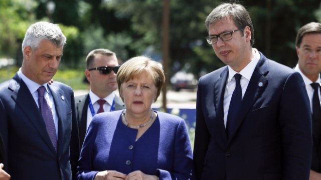 <p>
	Хашим Тачи (вляво), Ангела Меркел и Александър Вучич (вдясно) по време на срещата ЕС-Западни Балкани в София&nbsp;<em>Снимка: Ройтерс</em></p>
