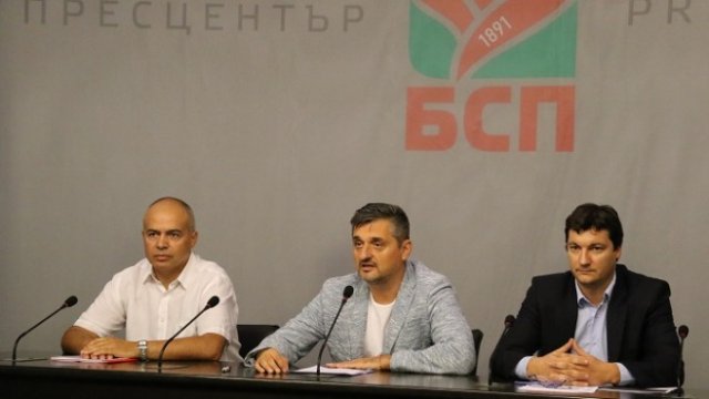 <p>
	Пресконференция в централата на социалистите. Отляво надясно: Георги Свиленски, Кирил Добрев, Крум Зарков. <em>Снимка: БСП</em></p>
