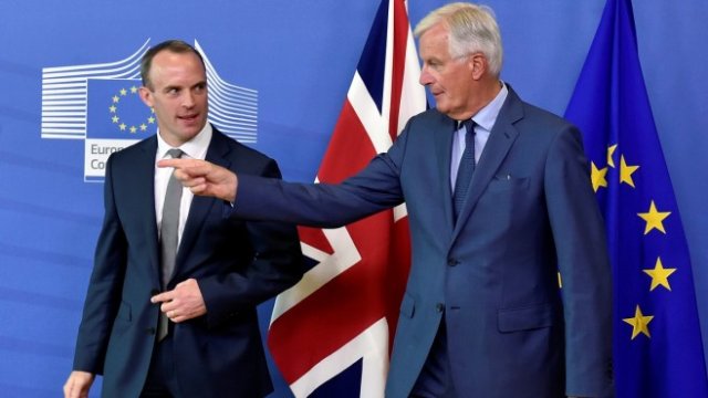 <p>
	Доминик Рааб (вляво) и Мишел Барние<em>. Снимка: Ройтерс</em></p>
