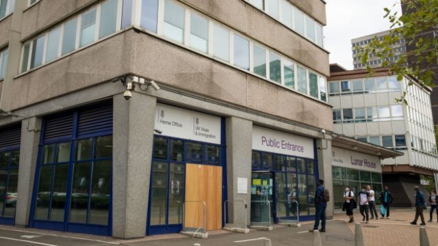 <p>
	<em>Имиграционен център в лондонското предградие Кройдън. Снимка: Bloomberg</em></p>
