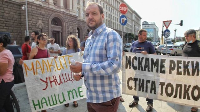 <p>
	<em>Депутатът от ДБ Борислав Сандов на протеста на еколозите. Снимка: Димитър Кьосемарлиев, Investor Media Group</em></p>
