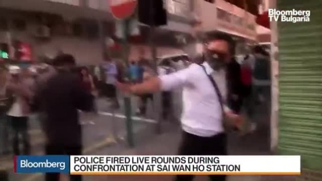Полицай в Хонконг простреля протестиращ