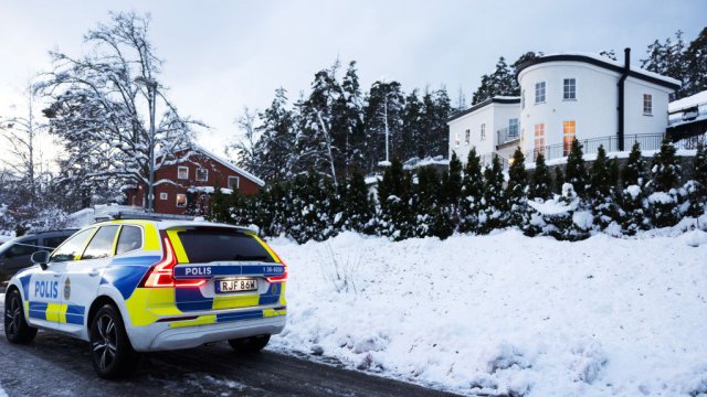 Полицейска кола стои пред къщата в предградията на Стокхолм, където е арестувана двойка, обвинена в шпионаж за Русия. Снимка: Nils Petter Nilsson/Getty Images
