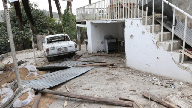 <div>
	Разрушения в град Мартуни в самопровъзгласилата се Република Нагорни Карабах, 28 септември 2020 г.&nbsp;<em>Снимка: EPA/Hayk Baghdasaryan</em></div>
<div>
	&nbsp;</div>
