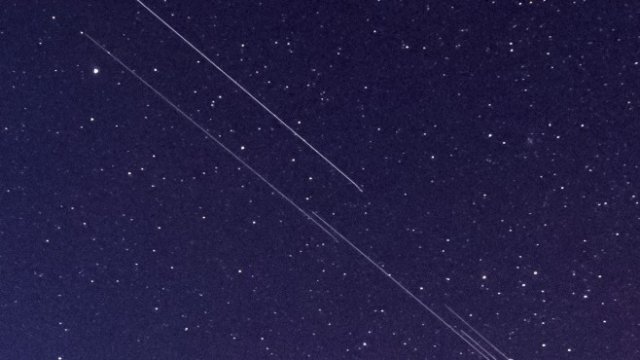 <div>
	Сателитите Starlink се виждат в небето над Унгария на 25 ноември 2019 г. <em>Снимка: EPA / Peter Komka</em></div>
<div>
	&nbsp;</div>
