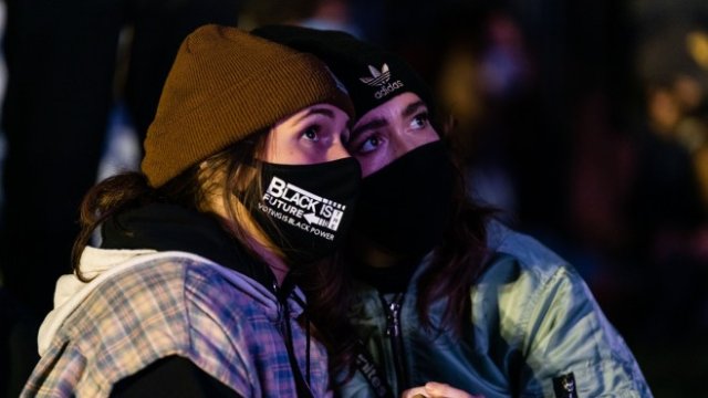Остават милиони непреброени бюлетини в ключовите щати