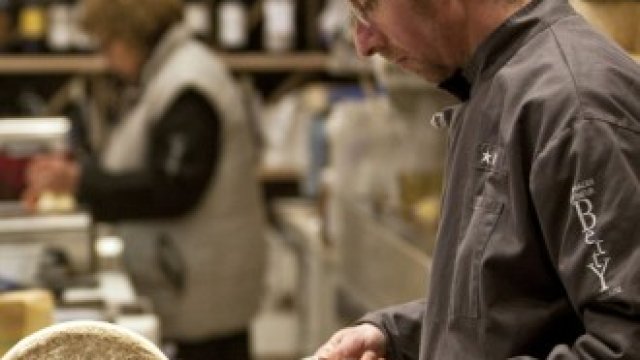 <p>
	Френските власти планират да похарчат стотици милиони евро за закупуването на местни магазини, за да подкрепят френския бизнес.&nbsp;<em>Снимка: Balint Porneczi/Bloomberg</em></p>
