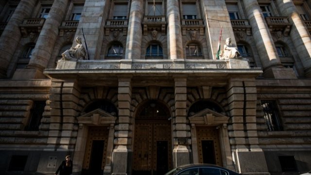 <p>
	Това е шестото поредно увеличение в лихвата за по-малко от четири седмици насам, след като данните за ръста в цените показват, че инфлацията в страната достига 7,6% през ноември.&nbsp;<em>Снимка:&nbsp;Akos Stiller/Bloomberg</em></p>
