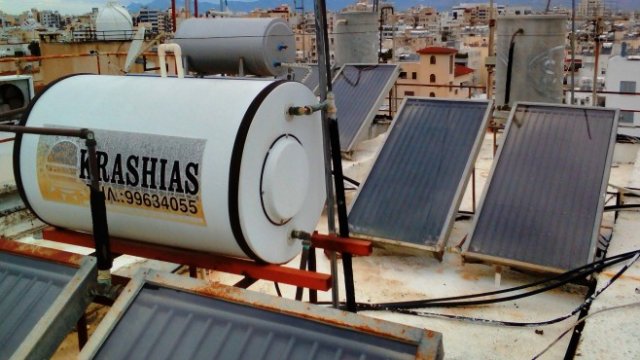 <p>
	Типична кипърска гледка &ndash; соларни панели и бойлери по покривите на всички сгради. Кипър е № 1 в Европа по използване на соларна енергия за гореща вода. <em>Снимка: Бранислава Бобанац</em></p>
