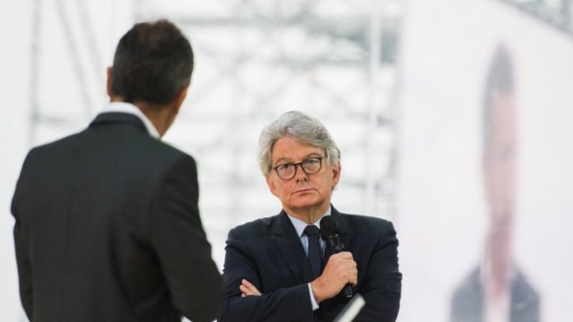 <p>
	Комисарят по вътрешния пазар на Европейската комисия Тиери Бретон.&nbsp;<em>Снимка: Nathan Laine/Bloomberg</em></p>
