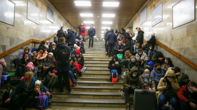 <p>
	Голяма част от цивилното население в Украйна се крие в спирките на метрото.<em>&nbsp;</em><em>Снимка: unian.info</em></p>
