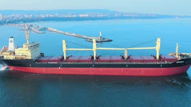 <p>
	Един от общо 4-те кораба на холдинга. <em>Снимка: bulgariaholding.com</em></p>
