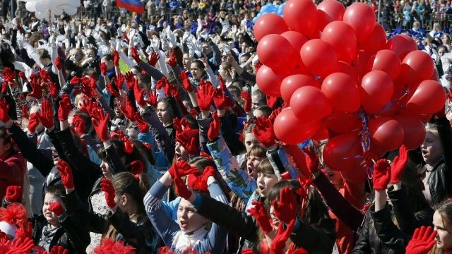 <p>
	В Крим вече отбелязват годишнината от анексирането. <em>Снимка: Ройтерс</em></p>
