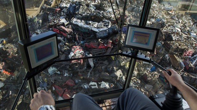 <p>
	Служител на рециклираща компания на площадка за оползотворяване на отпадъци. <em>Снимка: архив Ройтерс</em></p>
