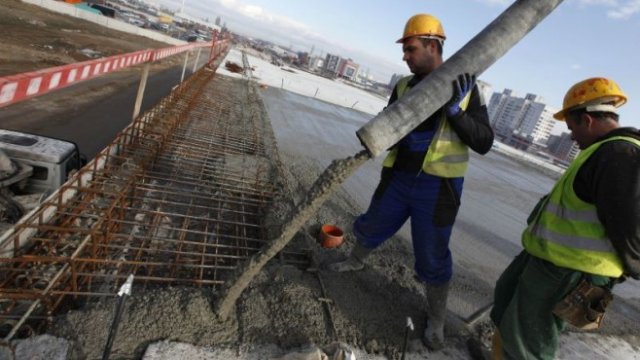 <p>
	Инфраструктурното строителство изостава чувствително заради забавените мащабни проекти, финансирани с европейски пари. <em>Снимка: Олег Попов, Investor Media Group</em></p>
