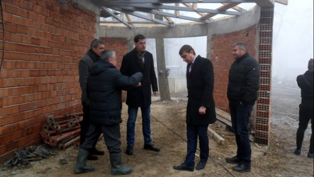 <p>
	<em font-size:="" pt="" style="color: rgb(102, 102, 102); font-family: ">Кметът на Пловдив и служетели на общината проверяват строителството на зоокъта, февруари 2016 г. </em><em font-size:="" pt="" style="color: rgb(102, 102, 102); font-family: ">Снимка: архив, община Пловдив</em></p>
