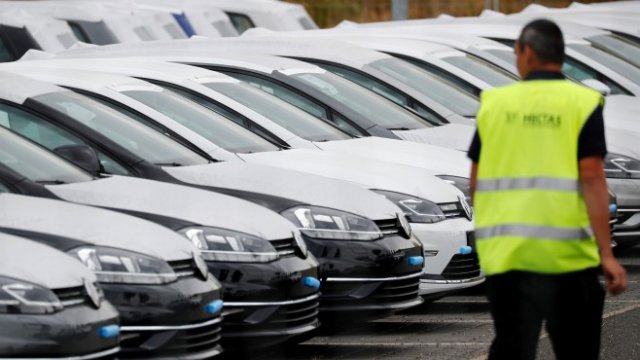 <p>
	Автомобили от бранда Volkswagen са паркирани до летище Willy Brandt в Берлин. <em>Снимка: Ройтерс</em></p>
