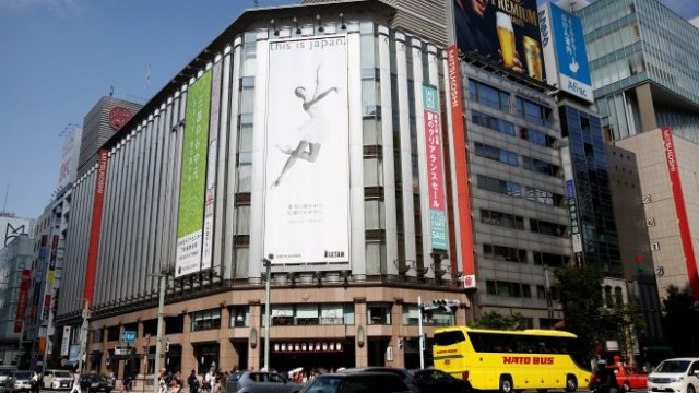 <p>
	<em>Търговската улица "Гинза" в Токио, Снимка: Ройтерс</em></p>
