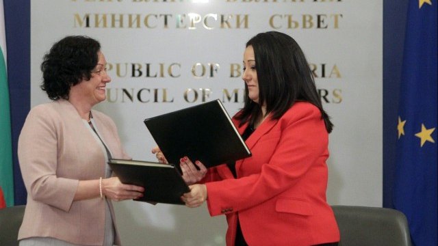 <p>
	Министърът на регионалното развитие и благоустройството Лиляна Павлова (вдясно) и министърът на околната среда и водите Ивелина Василева при подписването на договора. <em>Снимка: БТА&nbsp;</em></p>
