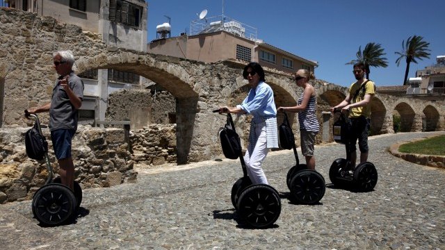 <p>
	Туристи се разхождат в Никозия, Кипър. <em>Снимка: архив Ройтерс</em></p>
