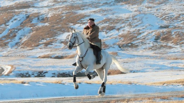 Ким Чен Ун се разходи на бял кон в планината