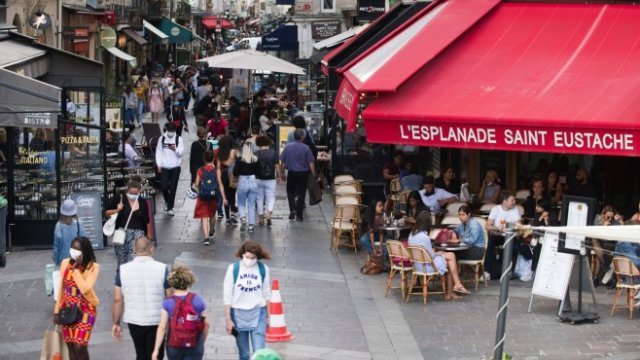 <p>
	Пешеходна зона в Париж. <em>Снимка: Nathan Laine/Bloomberg</em></p>
