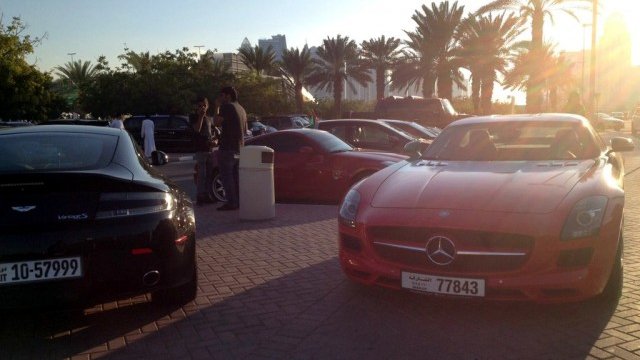 <p>
	Така изглежда паркингът пред Американския университет в Дубай. <em>Снимка: Меека Насър</em></p>
