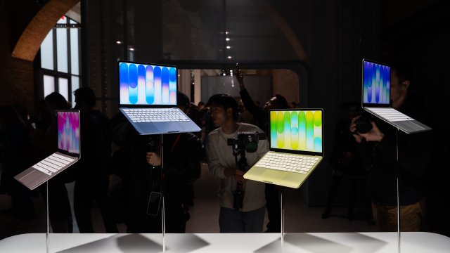 Лаптопи MacBook Neo по време на събитие на Apple в Ню Йорк на 4 март. Снимка: Адам Грей/Bloomberg