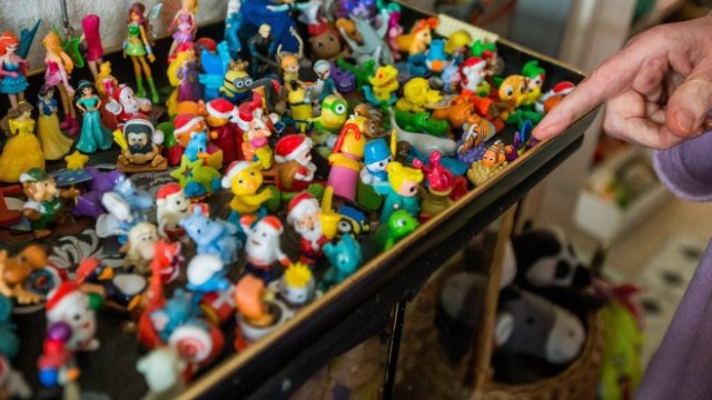 <p>
	<em>Фигурки от шоколадови яйца Kinder Surprise. Снимка: БГНЕС/EPA/STEPHANIE LECOCQ</em></p>
