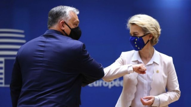 <p>
	Премиерът на Унгария Виктор Орбан поздравява председателя на ЕК Урсула фон дер Лайен на едно от заседанията на Съвета на ЕС в разгара на пандемията. <em>Снимка: Dursun Aydemir/Anadolu/Bloomberg</em></p>
