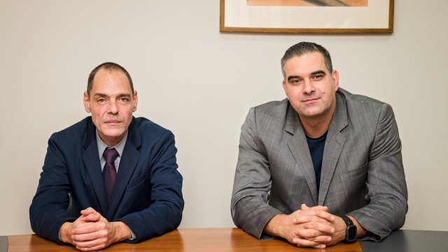 Доц. д.н. Едуард Маринов (вляво) и гл. ас. д-р Никола Димитров (вдясно). Снимка: УЗФ