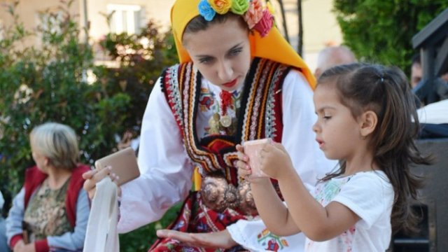 <p>
	Всяка съботна вечер от 1 юли до 10 септември кметството в Добринище организира празник с народни песни и танци. <em>Снимка: БТА </em></p>
