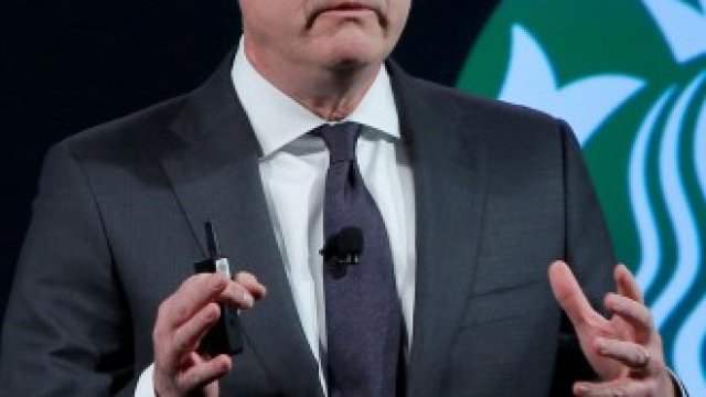 <p>
	Главният изпълнителен директор на Starbucks Кевин Джонсън.&nbsp;<em>Снимка: Архив Ройтерс</em></p>

