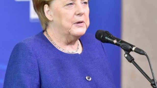 <p>
	Германският канцлер Ангела Меркел говори след пристигането си на минисрещата на върха на ЕС за миграцията.&nbsp;<em>Снимка: Архив Ройтерс</em></p>
