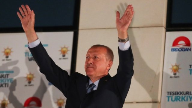 <p>
	Ердоган при следизборната си реч. <em>Снимка: Ройтерс</em></p>
