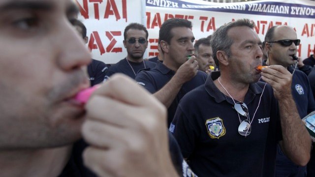 <p>
	<em>Икономическите и фискални реформи в Гърция предизвикаха сериозна вълна на обществено недоволство. Снимка: Ройтерс</em></p>
