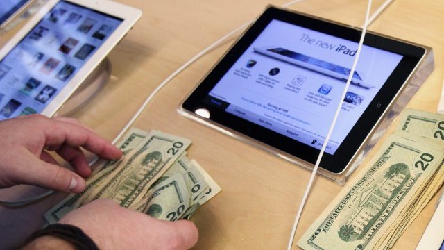 <p>
	Китайците наемат американци, които да се редят на опашка за iPad. <em>Снимка: Ройтерс</em></p>
