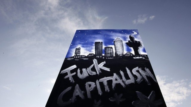 <p>
	Плакат на протестиращи във Франкфурт. <em>Снимка: Ройтерс</em></p>
