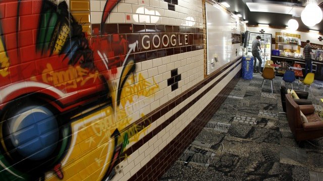 <p>
	Залата за почивка в офиса на Google в Цюрих. <em>Снимка: Ройтерс</em></p>
