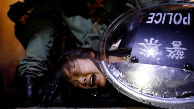 <p>
	Срещу протестиращите в Хонконг се използва брутална сила. <em>Снимка: Ройтерс</em></p>
