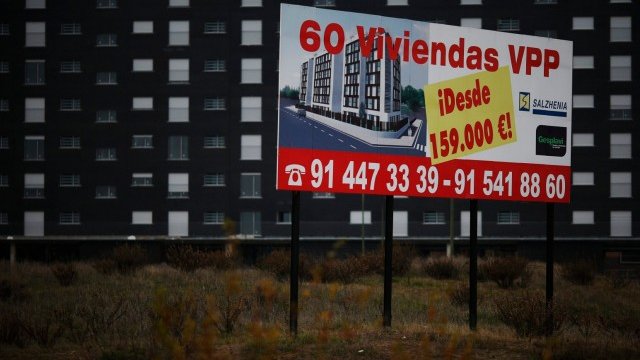 <p>
	Реклама на жилищен комплекс в южна Испания. <em>Снимка: Ройтерс</em></p>
