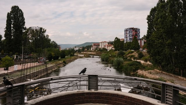 Мостът над река Ебър в Митровица. Снимка: Ben Kilb/Bloomberg