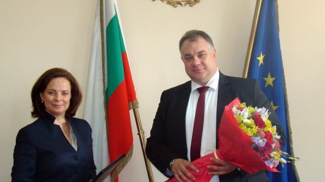 <p>
	<em>Досегашният здравен министър Таня Андреева предава поста на Мирослав Ненков. Снимка: БТА</em></p>
