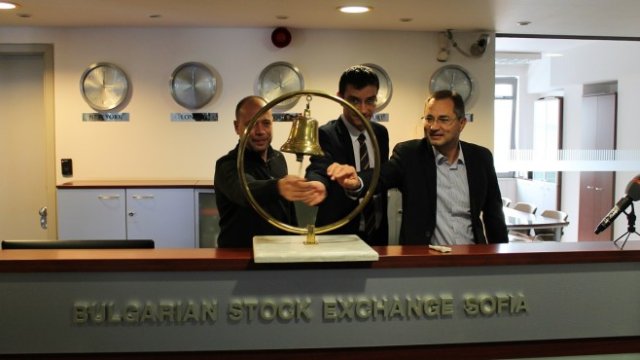 <p>
	<em>На снимката: Димитър Димитров, изп. директор на &quot;Алтерко&quot; (л.), Иван Такев, изп.директор на БФБ (ц.), Светозар Илиев, финансов директор на &quot;Алтерко&quot; (д.), БФБ</em></p>
