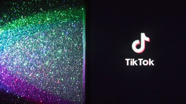 <p>
	Логото на приложението TikTok на ByteDance Ltd. на смартфон в Сидни, Австралия, в понеделник, 14 септември 2020 г. <em>Снимка: Brent Lewin / Bloomberg</em></p>
